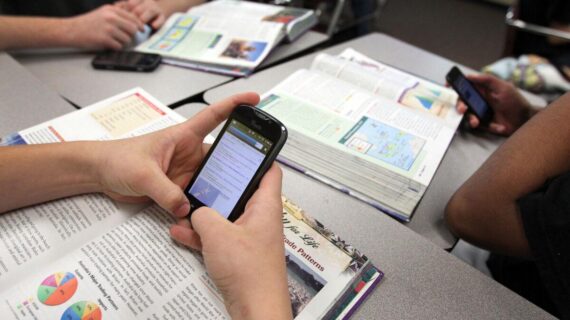 Pelajar Kebumen dan Smartphone: Bagaimana 369 Service HP Menjawab Kebutuhan Mereka